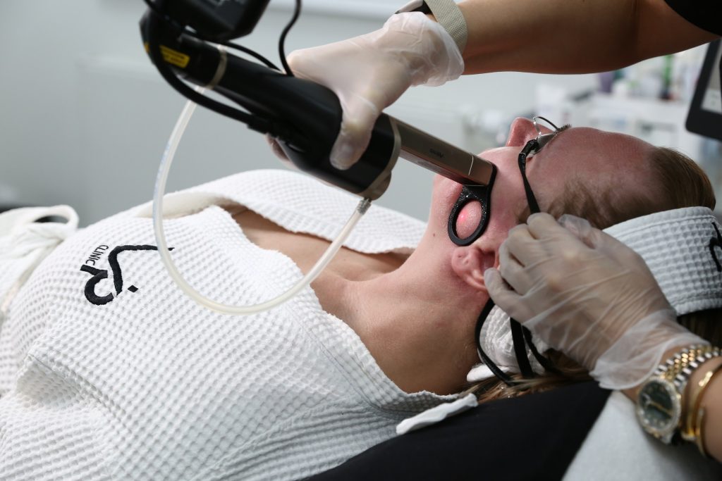 Патчи со шпинатом, лифтинг-гаджет, детокс-программа и другие способы привести себя в порядок на каникулах